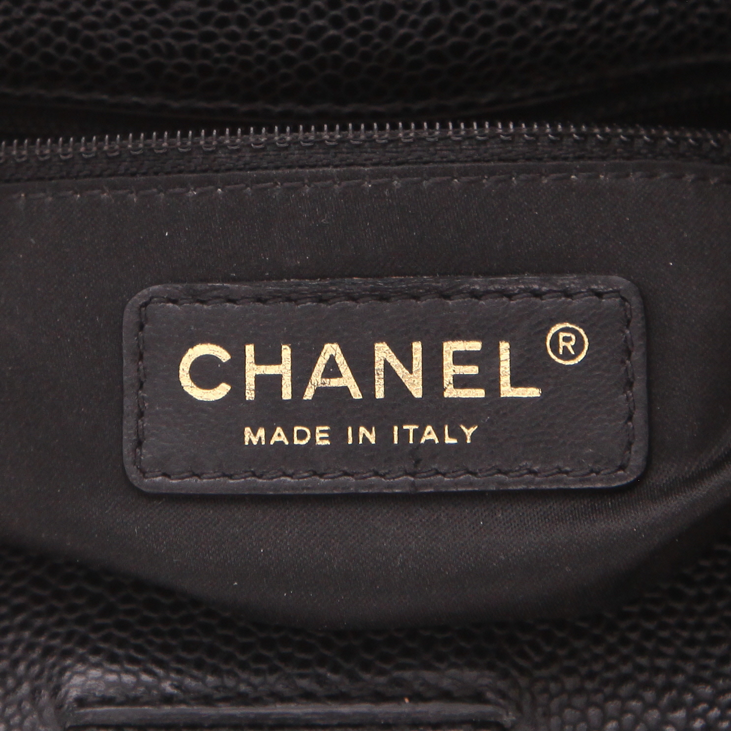 Chanel  Shopping GST small model  bag worn on the shoulder or carried in the hand  in black quilted grained leather - Detail D2