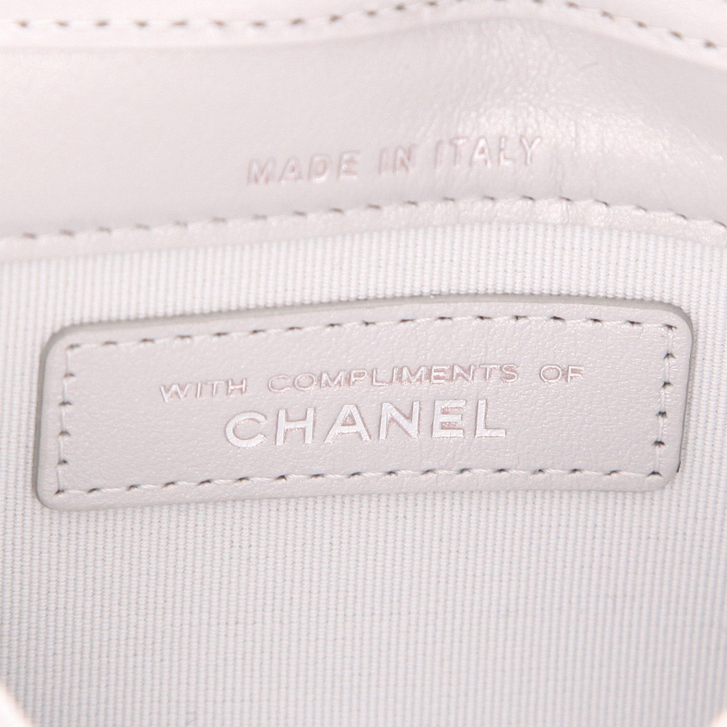 Pochette-ceinture Chanel   en cuir matelassé argenté - Detail D2