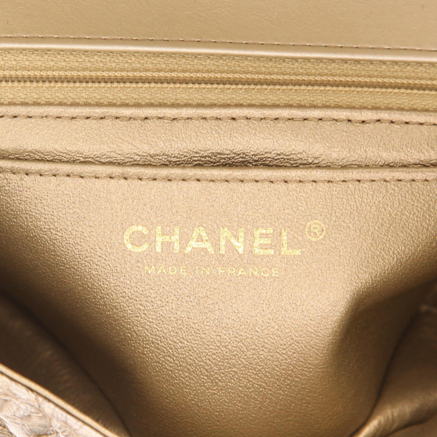 Borsa a tracolla Chanel  Mini Timeless in pelle verniciata e foderata dorata - Detail D2