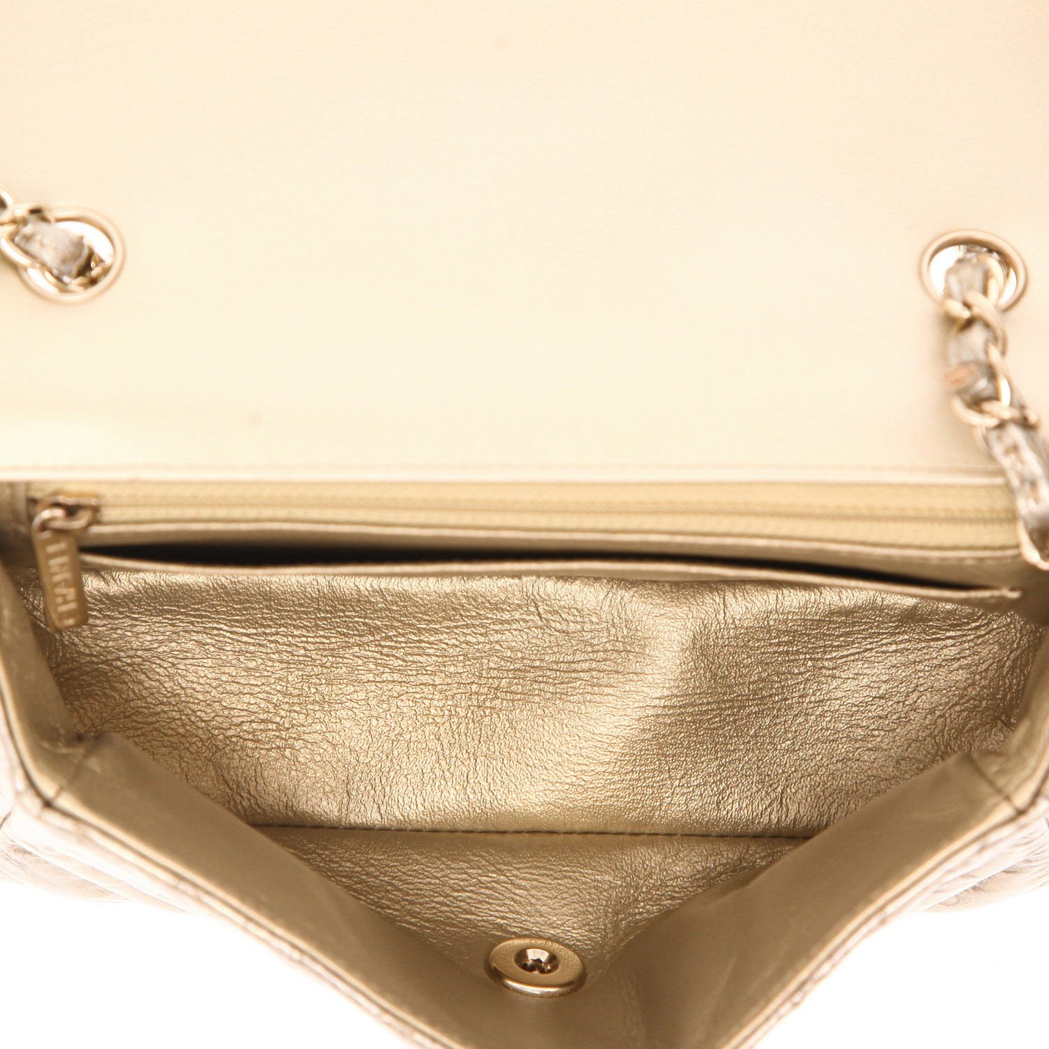 Chanel  Mini Timeless shoulder bag  in gold patent quilted leather - Detail D3