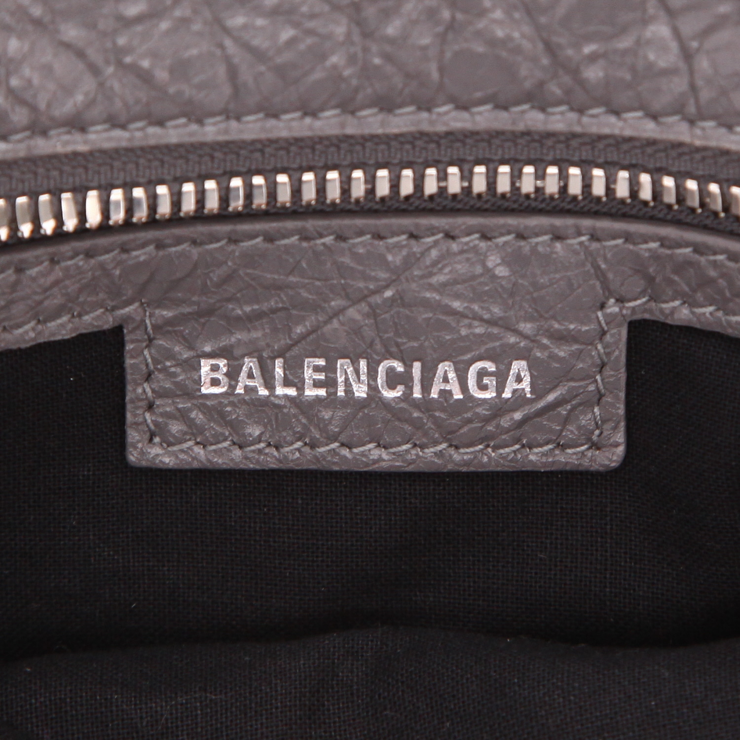 Sac à main Balenciaga City en cuir gris - Detail D2