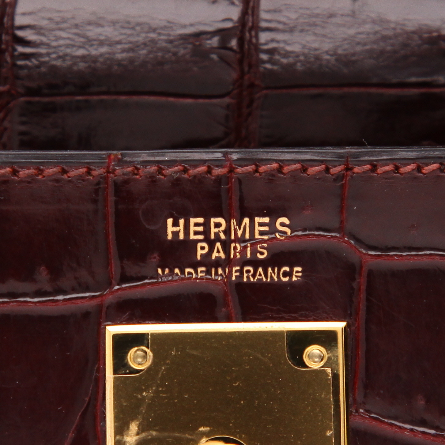 Hermès  Kelly 32 cm handbag  in burgundy crocodile - Detail D2