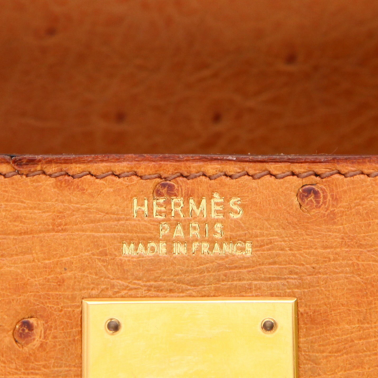 Hermès  Kelly 32 cm handbag  in gold ostrich leather - Detail D2