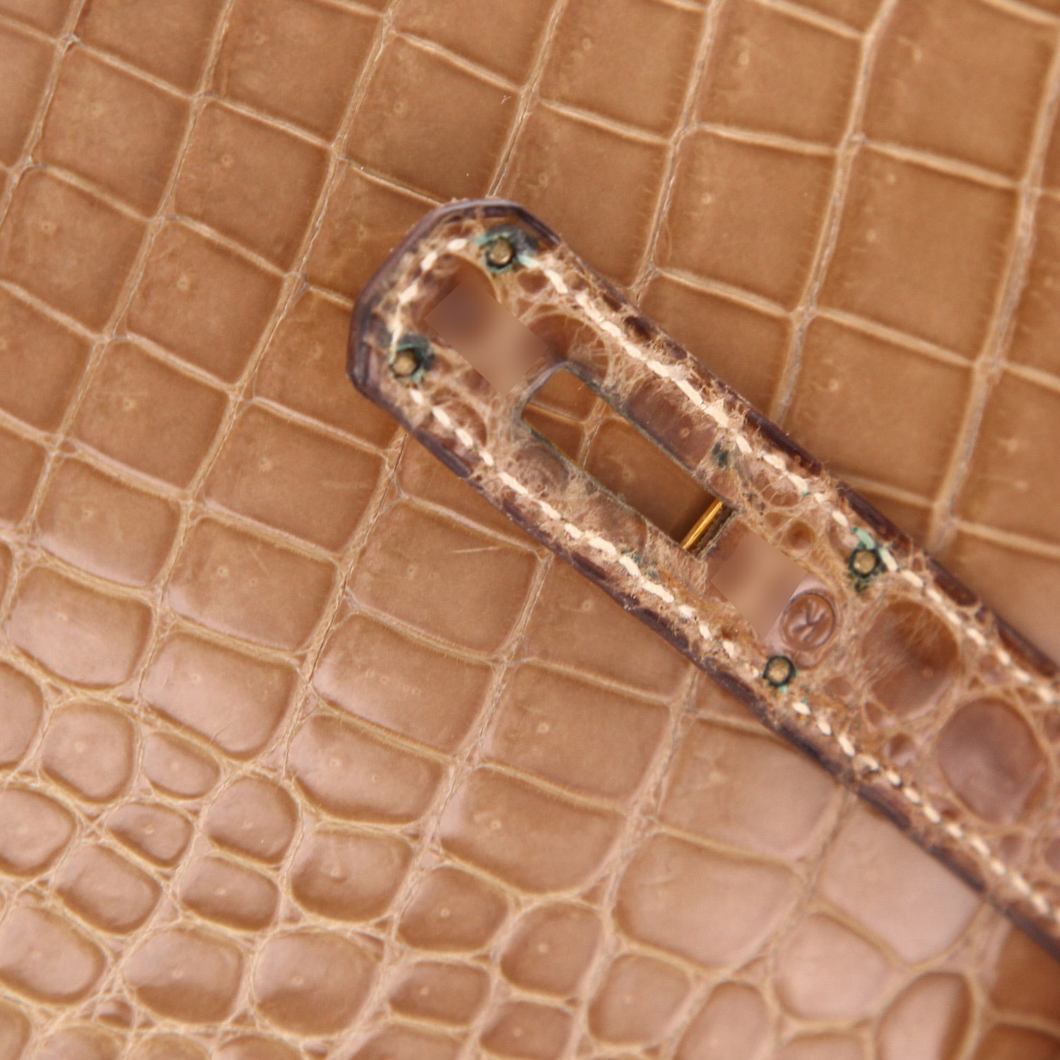 Hermès  Kelly 28 cm handbag  in Beige Ficelle crocodile - Detail D4
