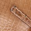 Hermès  Kelly 28 cm handbag  in Beige Ficelle crocodile - Detail D4 thumbnail