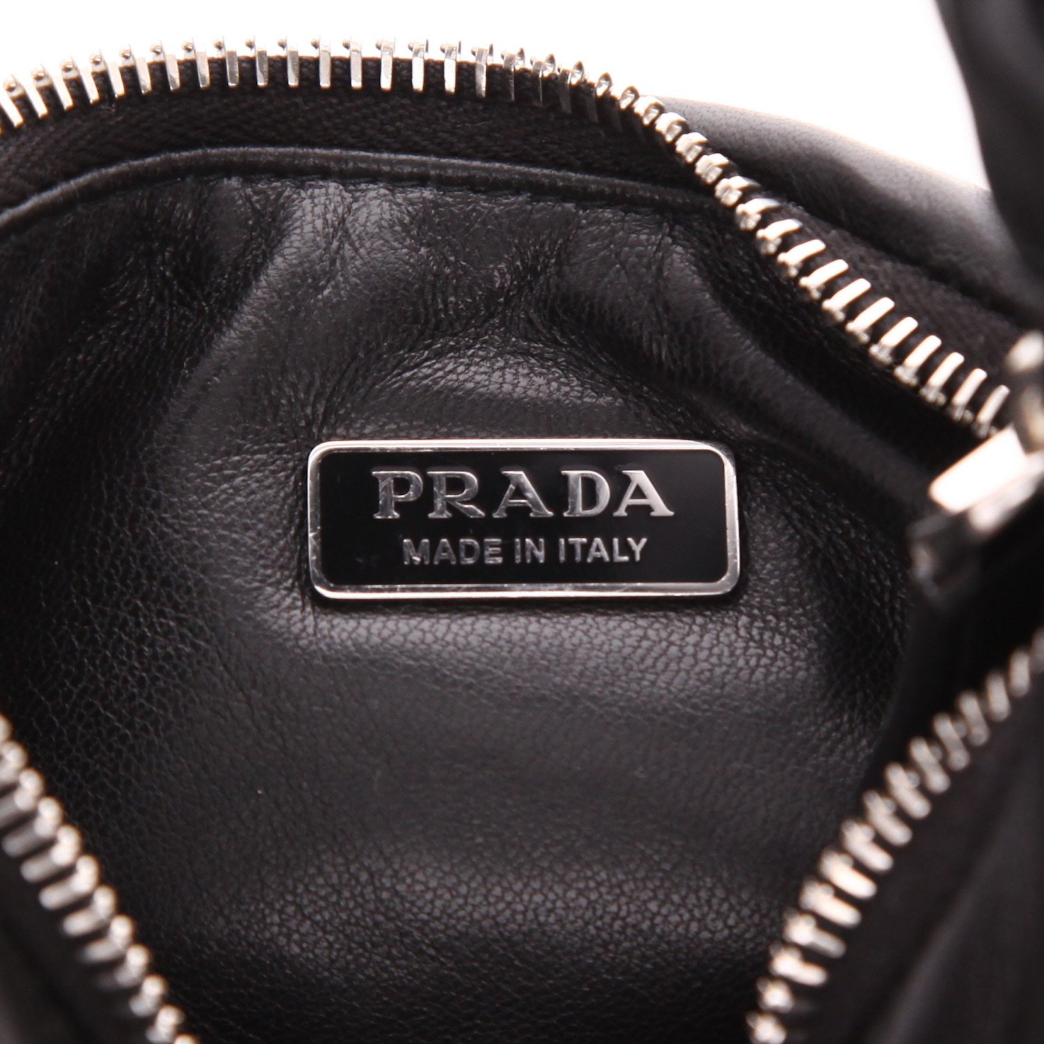 Prada Soft Calf shoulder bag in black leather - Detail D2