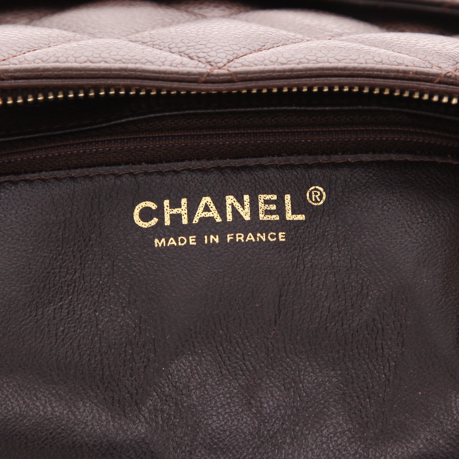 Chanel  Medaillon handbag  in brown quilted grained leather - Detail D2