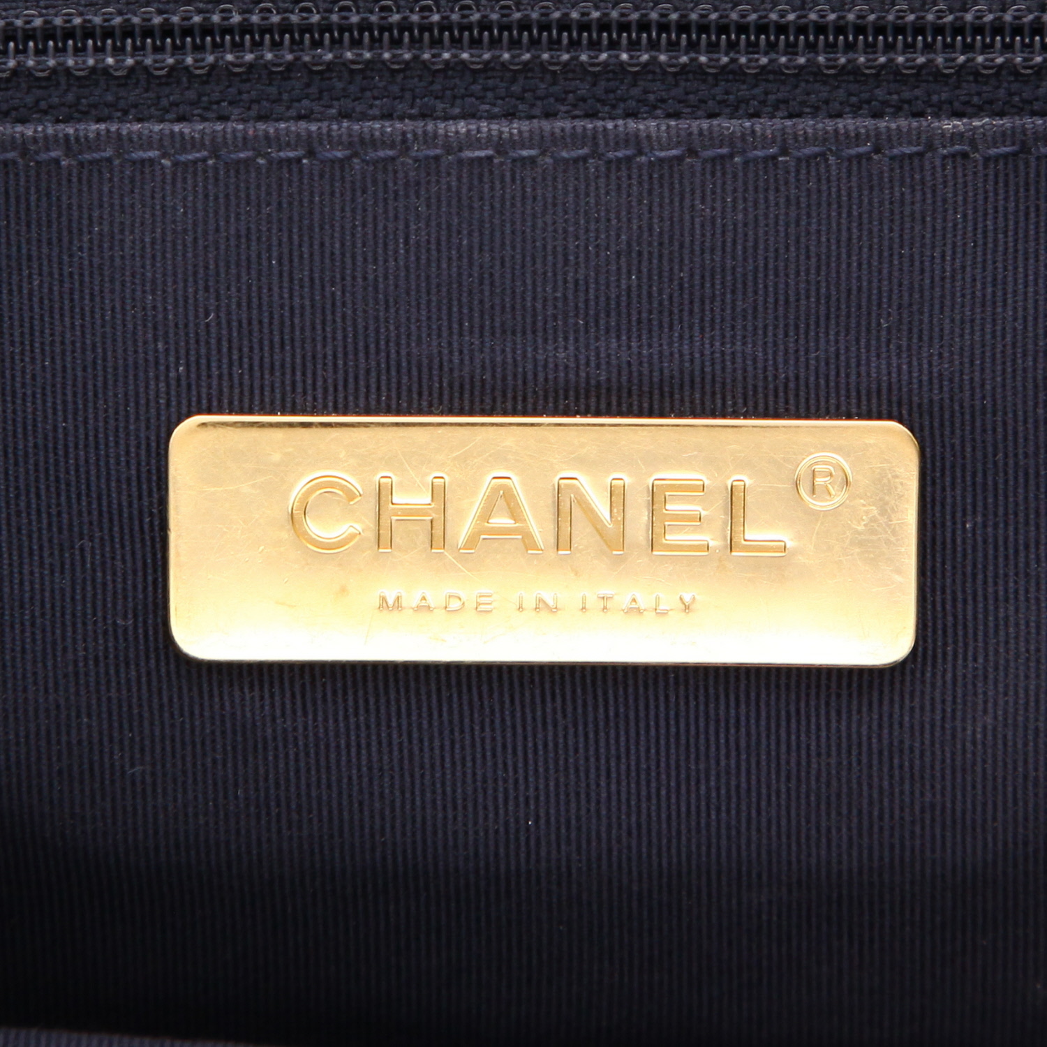 Borsa a tracolla Chanel 19 modello grande in pelle trapuntata blu marino - Detail D2