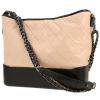 Bolso bandolera Chanel  Gabrielle  grande  en cuero beige y negro - 00pp thumbnail