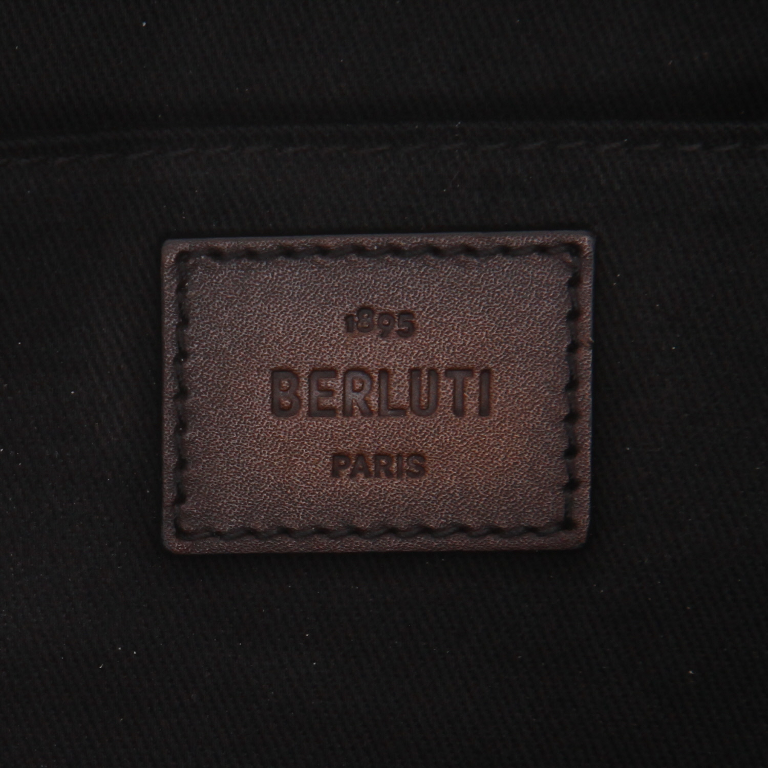 Bolso bandolera Berluti   en cuero negro - Detail D2