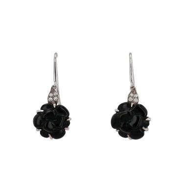 Paire de pendants d'oreilles Chanel Camelia en or blanc, onyx et diamants