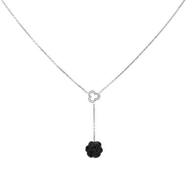 Collier Chanel Camelia en or blanc, onyx et diamants