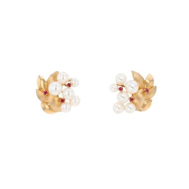 Paire de boucles d'oreilles Tasaki  en or jaune 14 carats, perles de culture et rubis