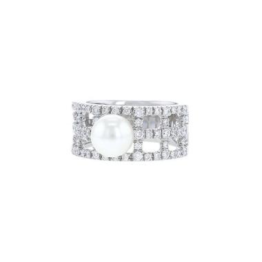 Anello Mikimoto in platino, perla coltivata e diamanti