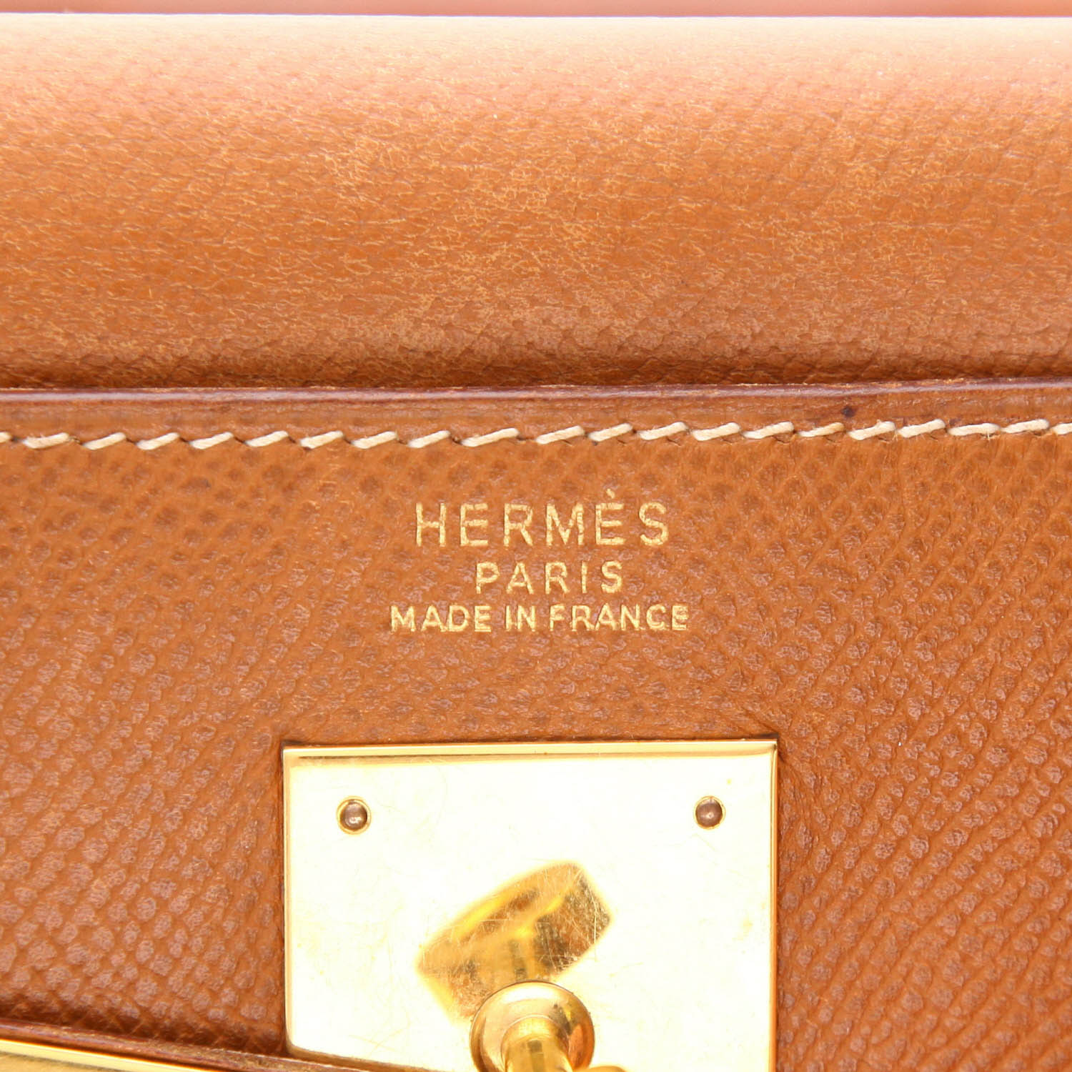 Hermès  Kelly 32 cm handbag  in gold Courchevel leather - Detail D2