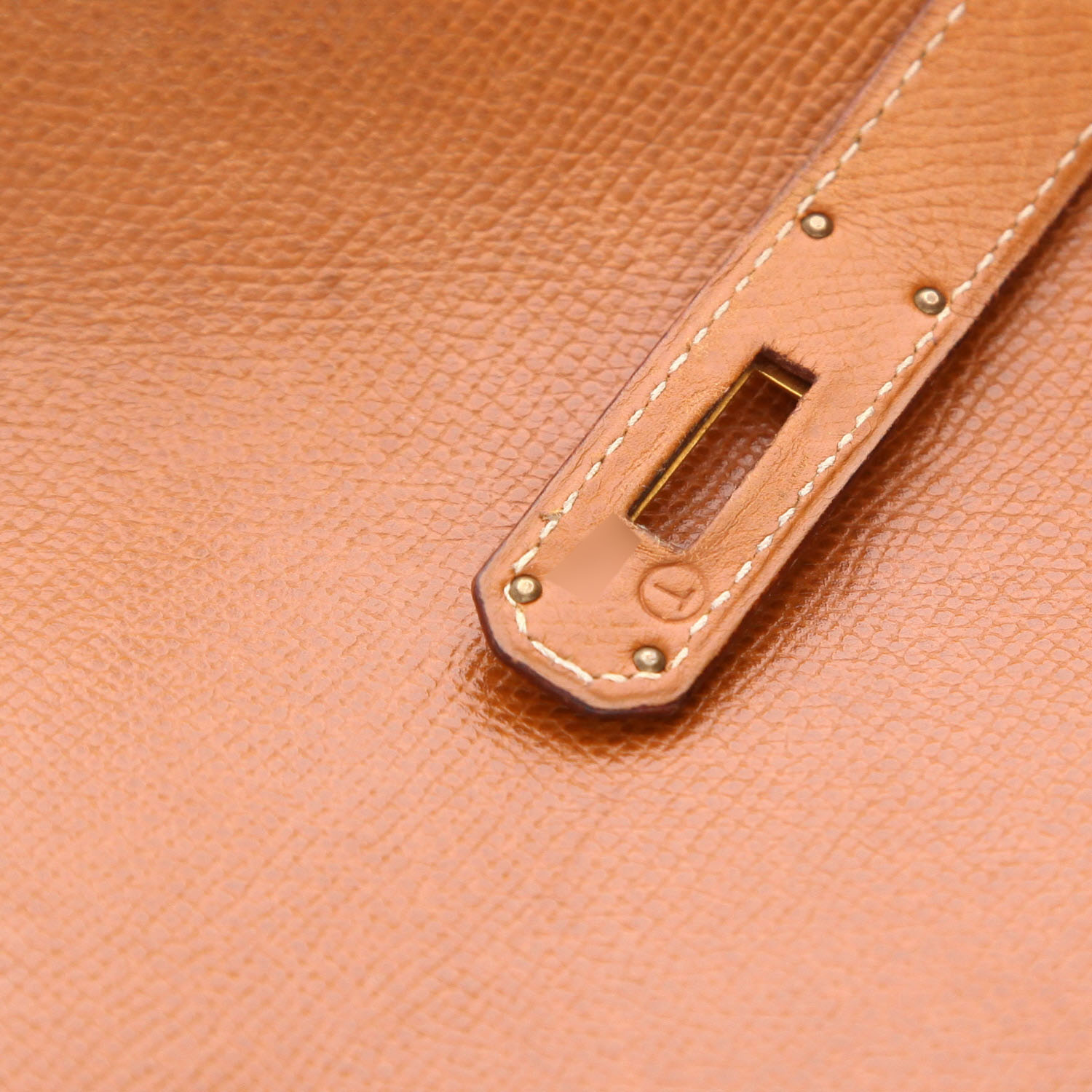Hermès  Kelly 32 cm handbag  in gold Courchevel leather - Detail D4