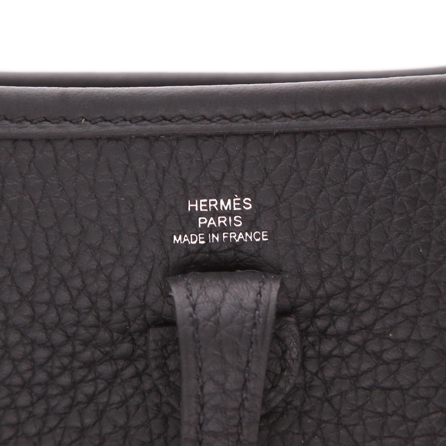 Bolso bandolera Hermès  Mini Evelyne mini  en cuero togo negro - Detail D2