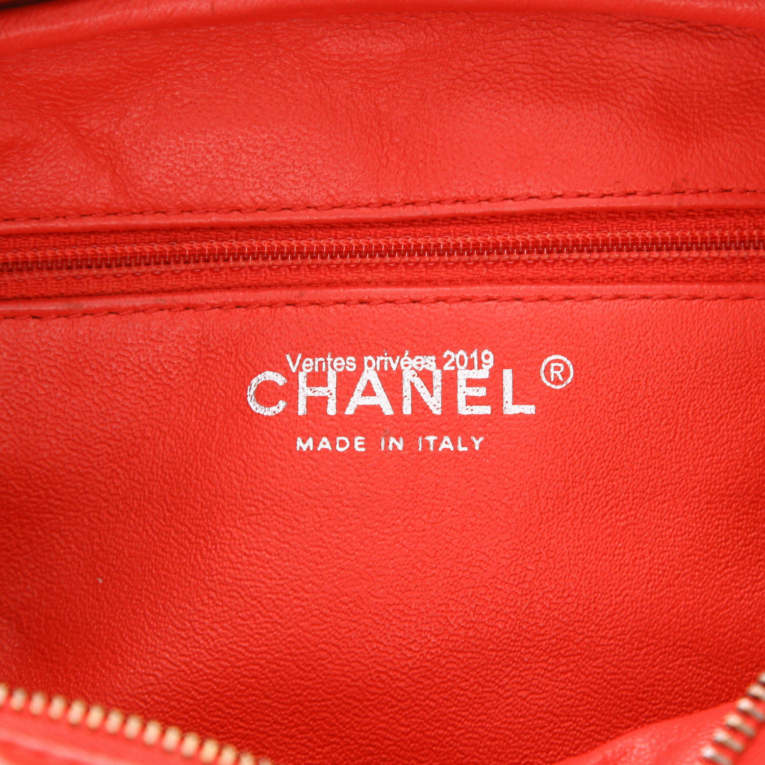 Sac bandoulière Chanel Camera en cuir matelassé rouge - Detail D2