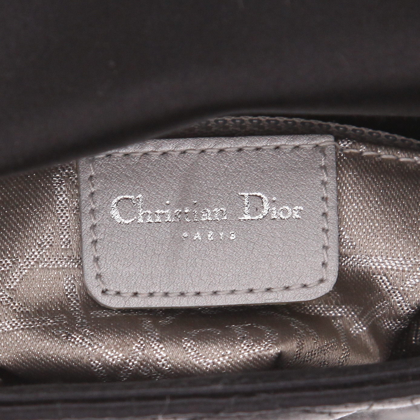 Sac à main Dior  Lady Dior en satin noir - Detail D2