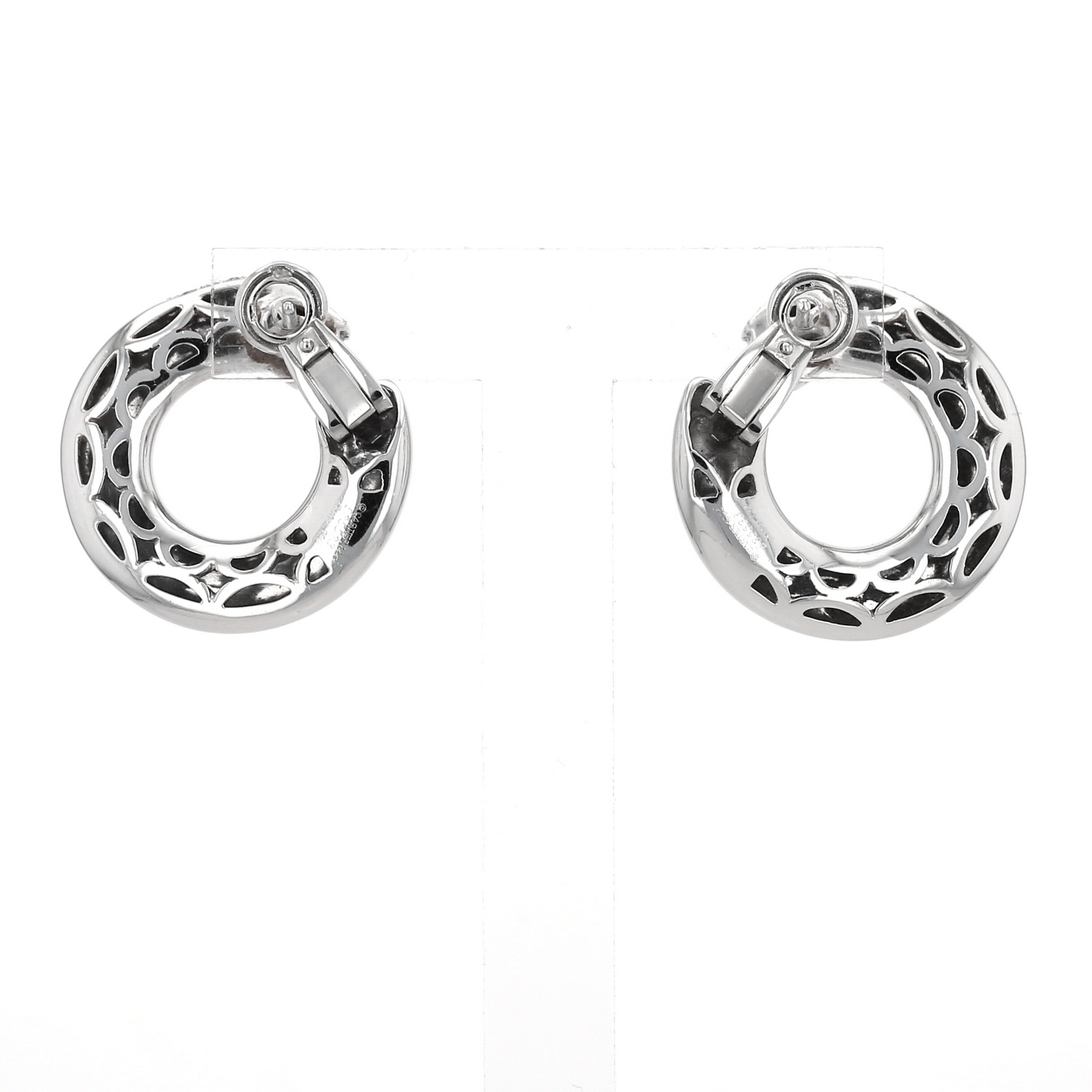 Paire de boucles d'oreilles Cartier Panthère en or blanc, diamants et émeraudes - Detail D4