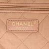 Sac cabas Chanel  22 en cuir matelassé marron - Detail D2 thumbnail