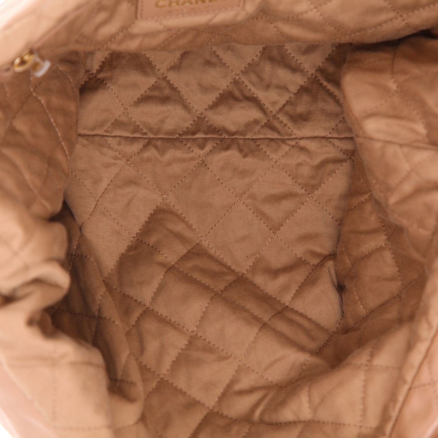 Bolso Cabás Chanel  22 modelo pequeño  en cuero acolchado marrón - Detail D3