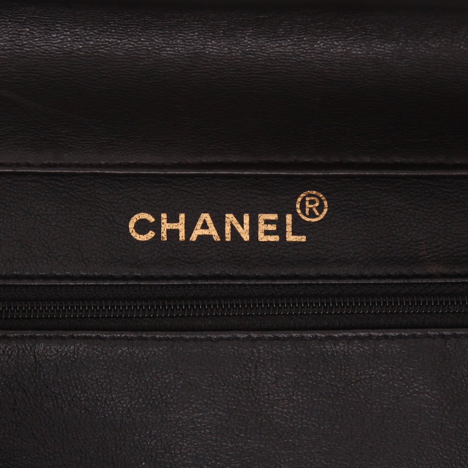 Chanel Timeless  Double Flap handbag  in black quilted leather - Detail D2