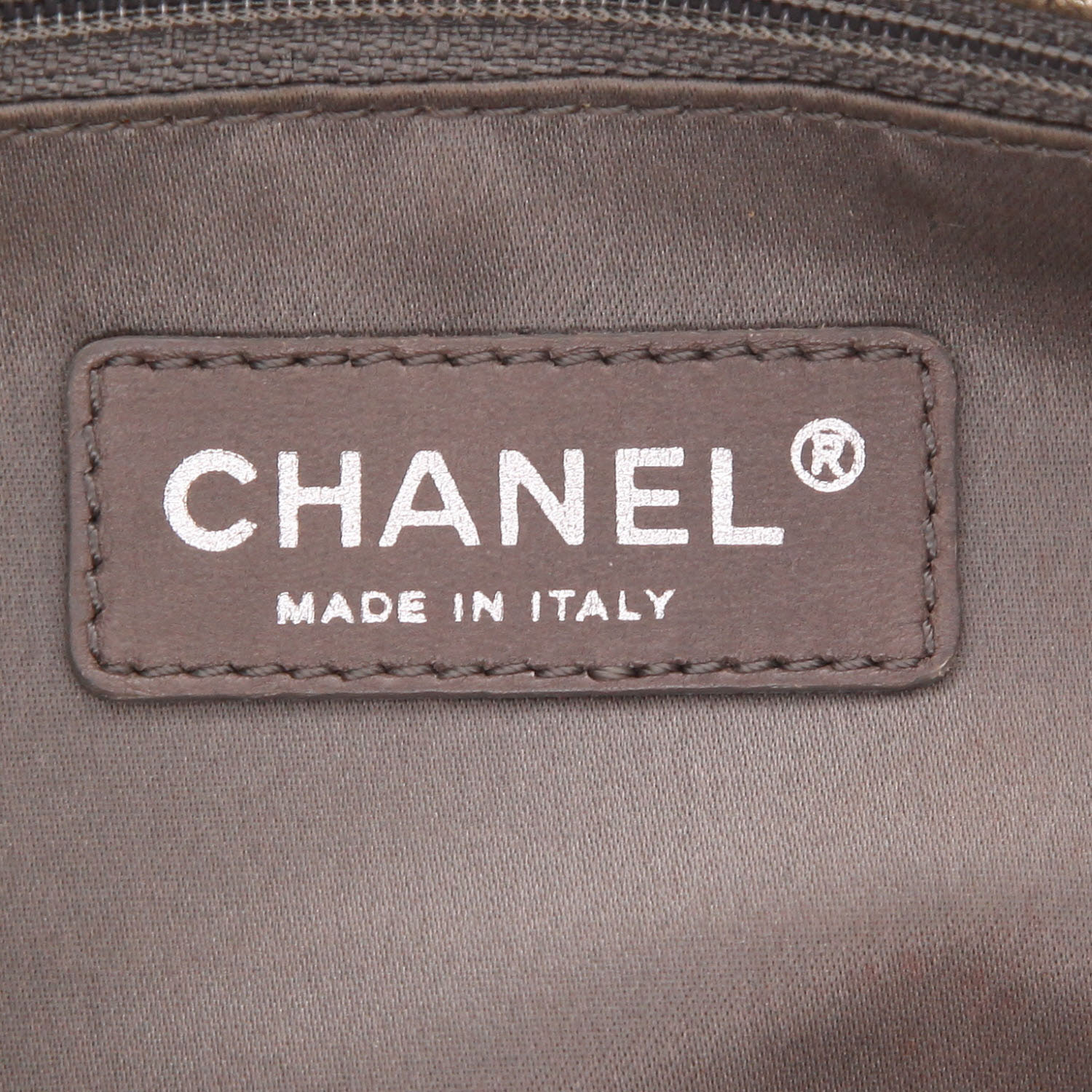 Bolso de mano Chanel en cuero gris - Detail D2
