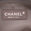 Bolso de mano Chanel   en cuero gris - Detail D2 thumbnail