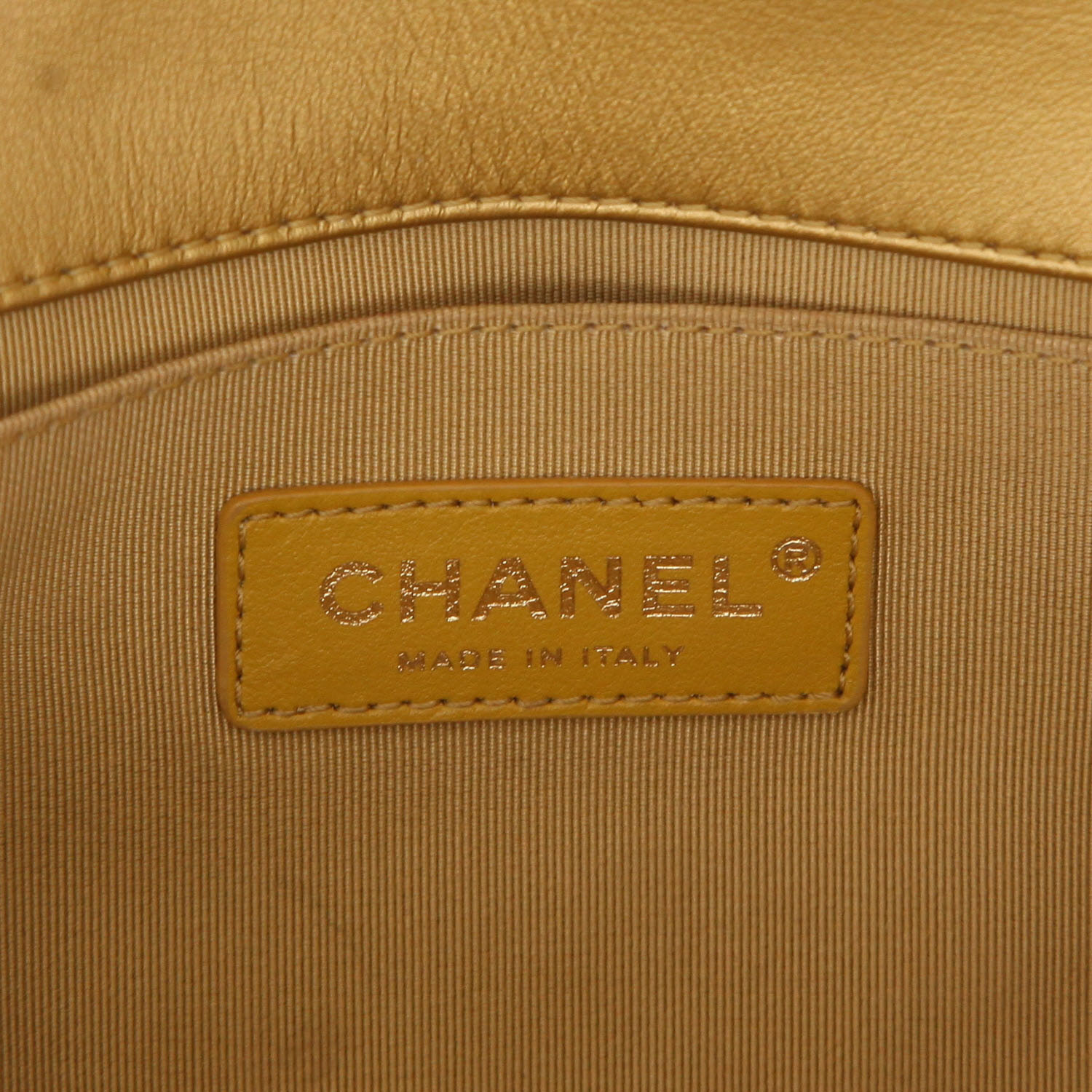Sac bandoulière Chanel  Boy en cuir doré - Detail D2