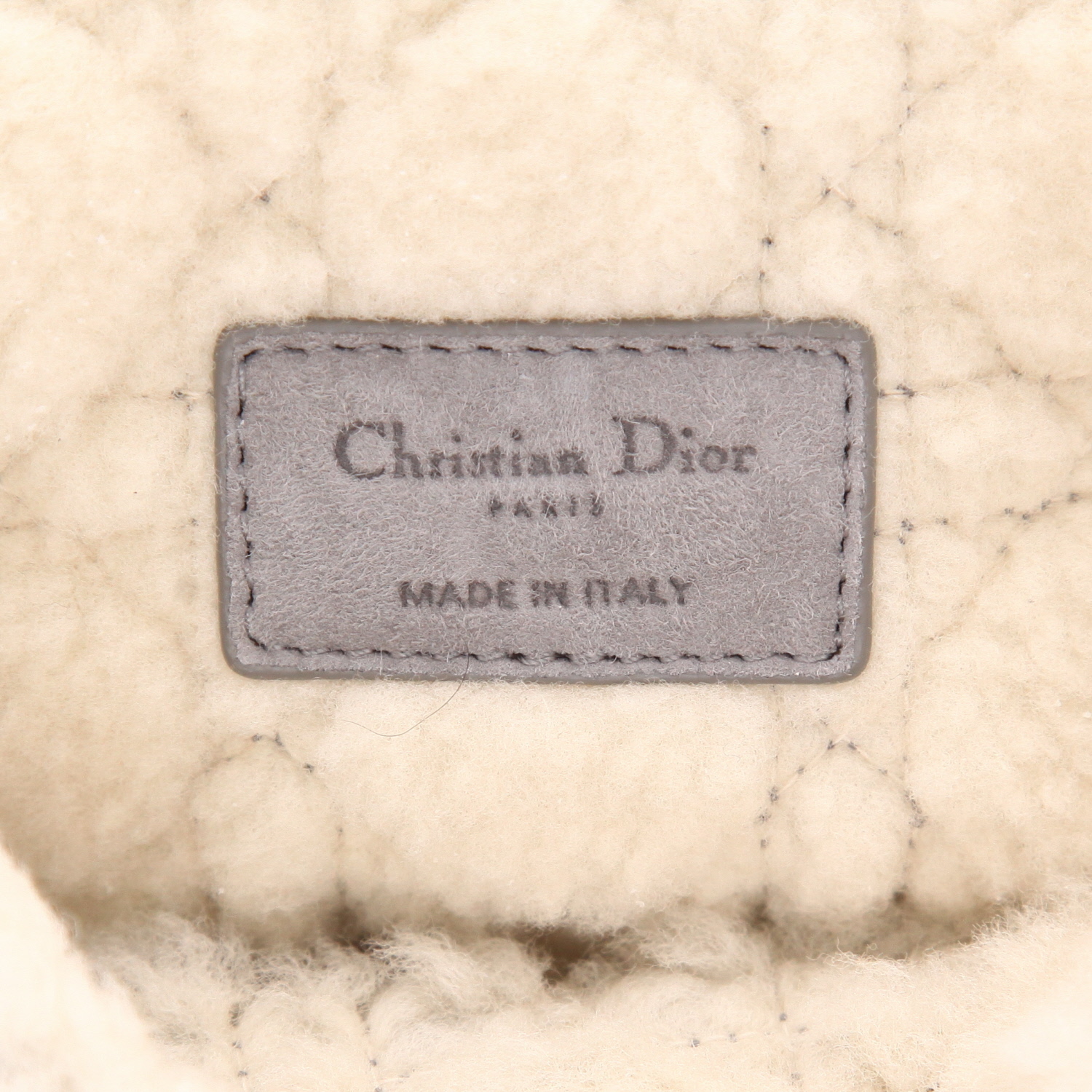 Bolso bandolera Dior  Caro modelo pequeño  en piel volteada gris y blanca - Detail D2