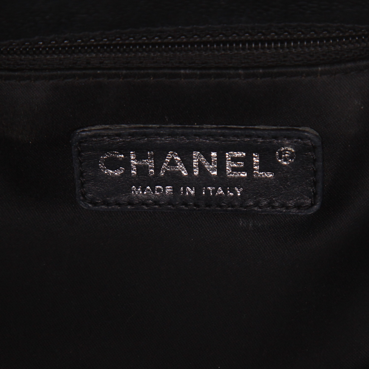 Bolso de mano Chanel  Shopping GST en cuero granulado acolchado negro - Detail D2