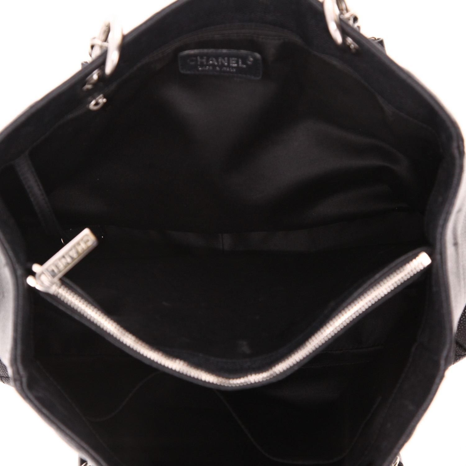 Bolso de mano Chanel  Shopping GST en cuero granulado acolchado negro - Detail D4
