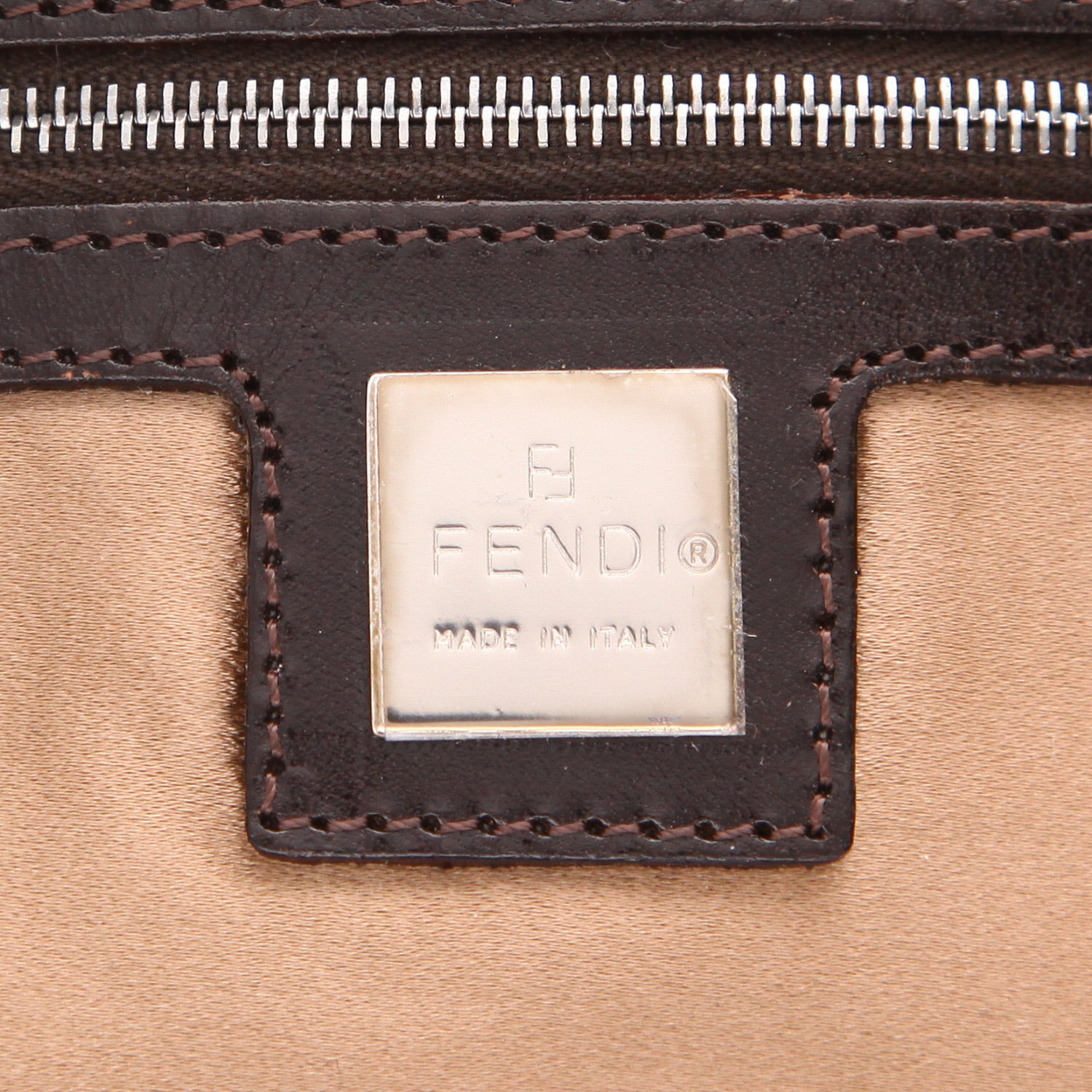 Bolso de mano Fendi  Baguette en lona beige y cuero marrón - Detail D2