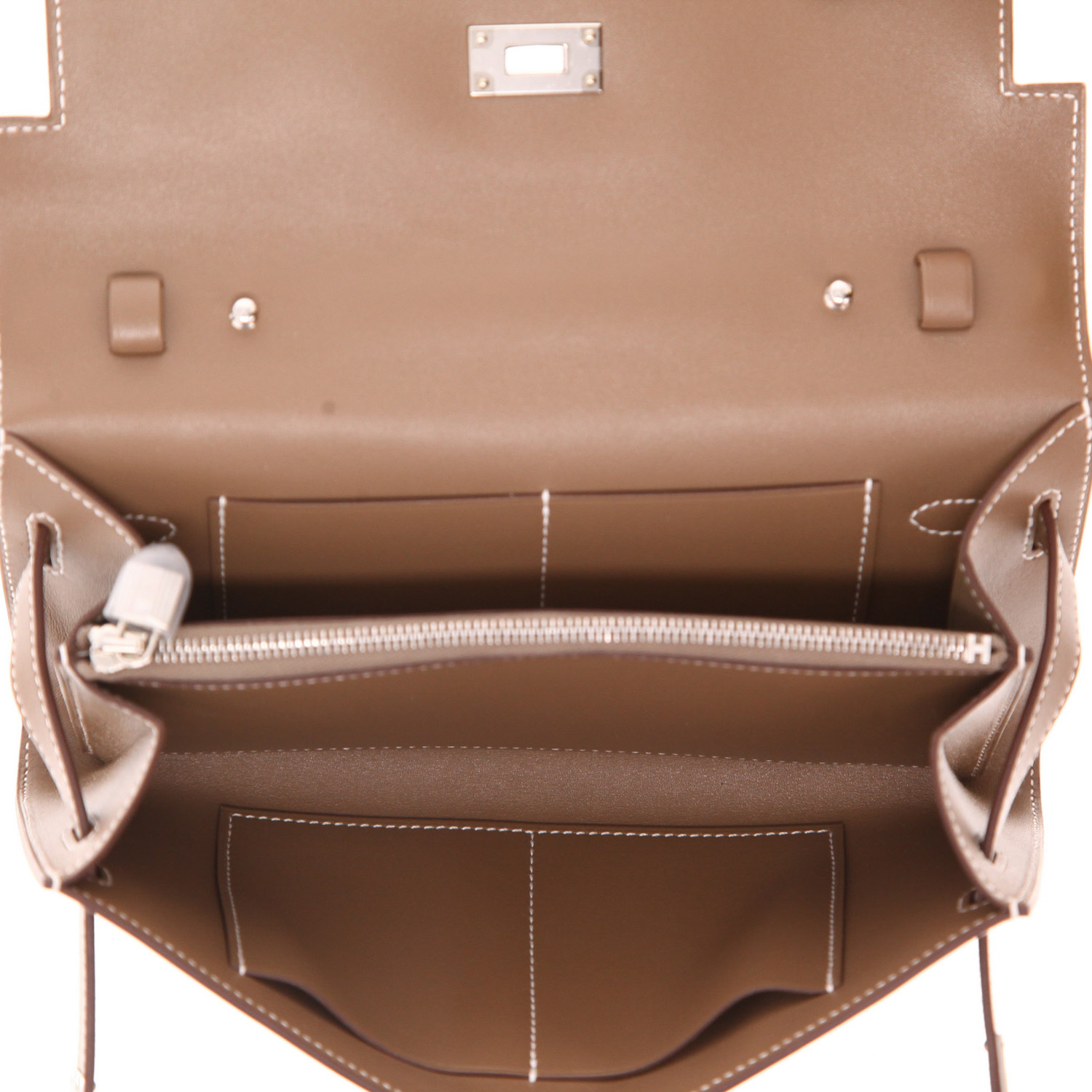 Bolso/bolsito Hermès  Kelly To Go en cuero Tadelakt marrón etoupe - Detail D3