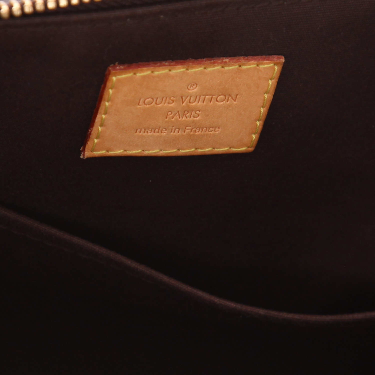 Bolso de mano Louis Vuitton Bellevue modelo pequeño en charol Monogram color burdeos y cuero natural - Detail D2