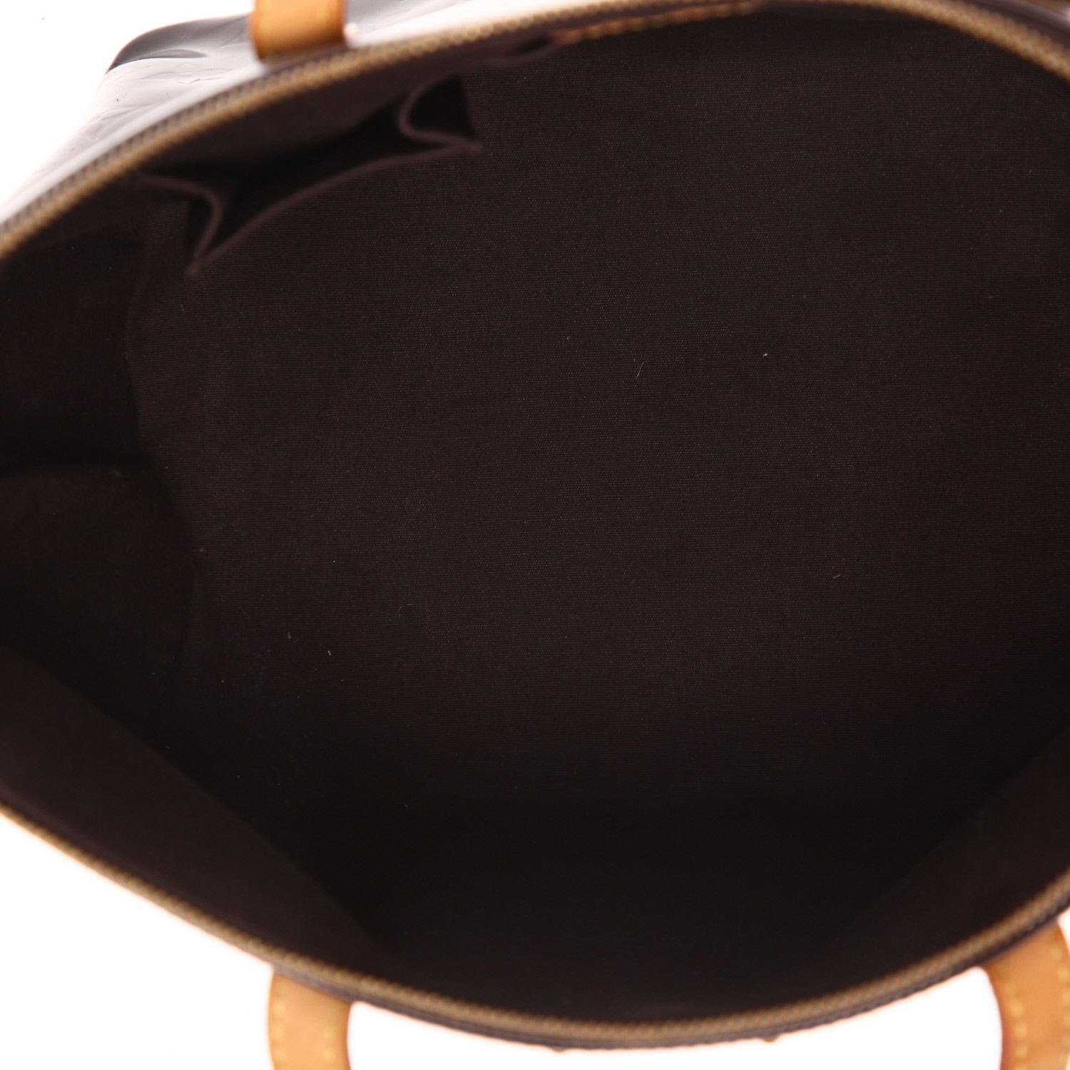 Bolso de mano Louis Vuitton Bellevue modelo pequeño en charol Monogram color burdeos y cuero natural - Detail D3