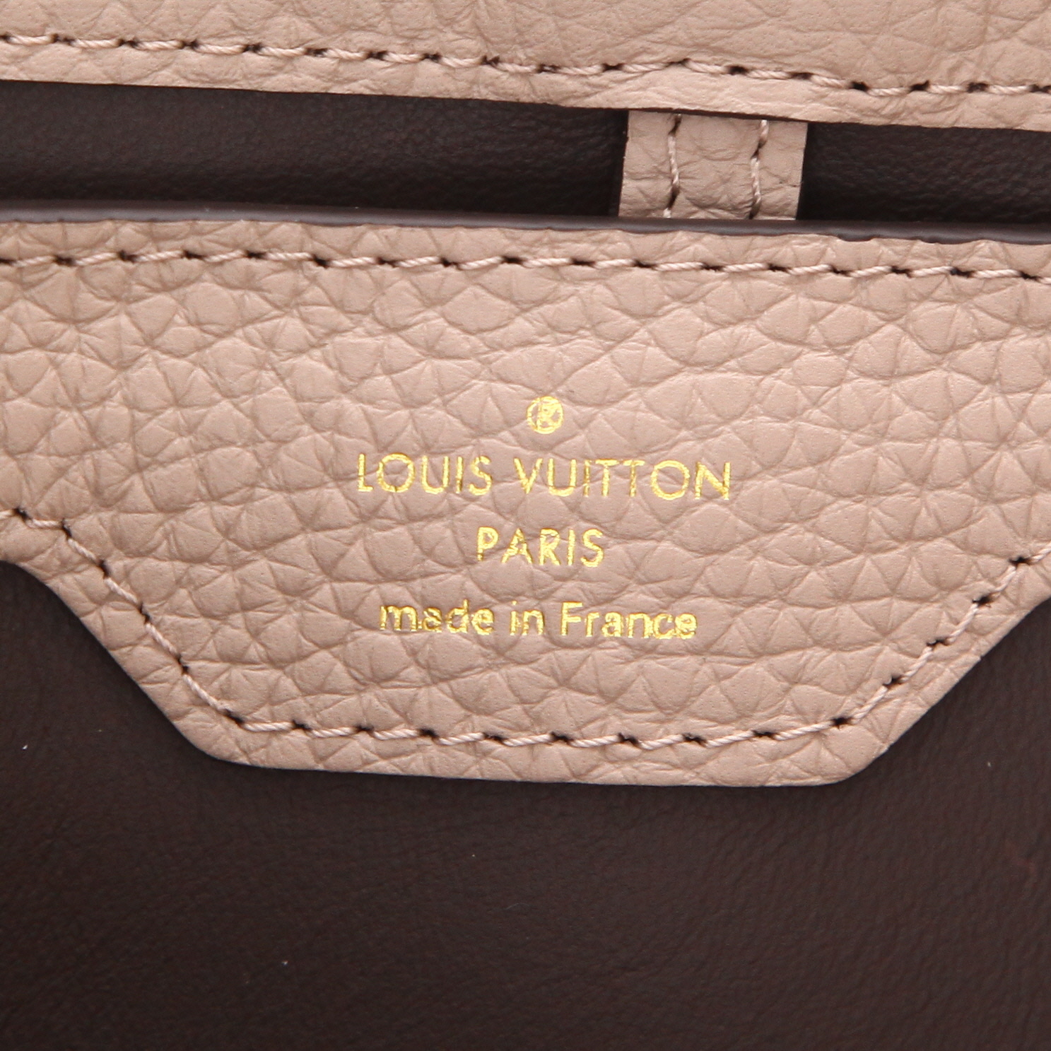 Sac à main Louis Vuitton  Capucines moyen modèle  en cuir grainé beige - Detail D2