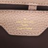 Bolso de mano Louis Vuitton  Capucines en cuero granulado beige - Detail D2 thumbnail