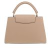 Bolso de mano Louis Vuitton  Capucines en cuero granulado beige - Detail D4 thumbnail