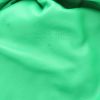 Bolsito de mano Bottega Veneta  Pouch en cuero verde - Detail D2 thumbnail