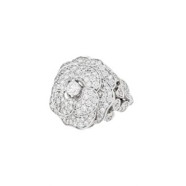 Sortija Chanel Camelia de oro blanco y diamantes