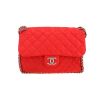 Chanel  Timeless Maxi Jumbo handbag  in red quilted leather - 360 thumbnail