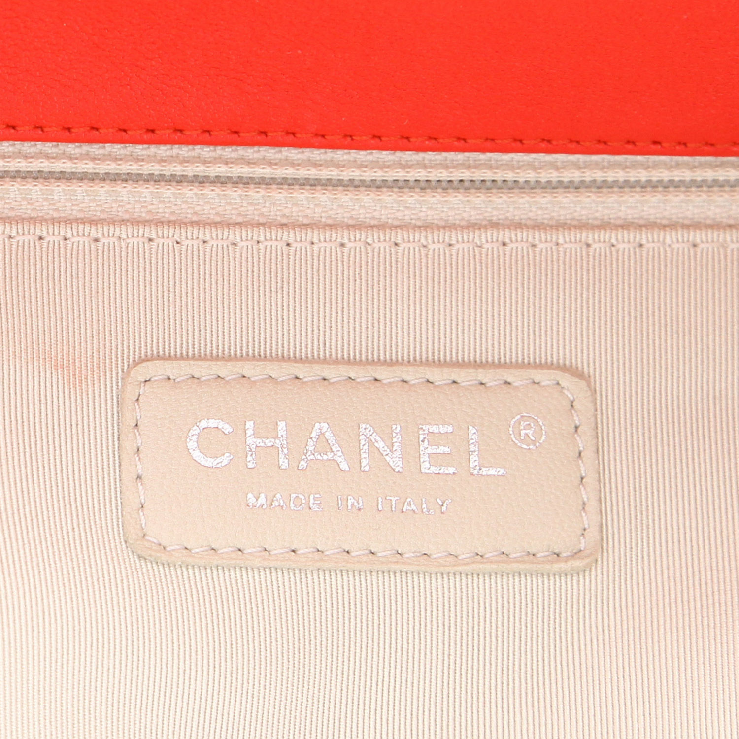 Chanel  Chain Around handbag  in red quilted leather - Detail D2