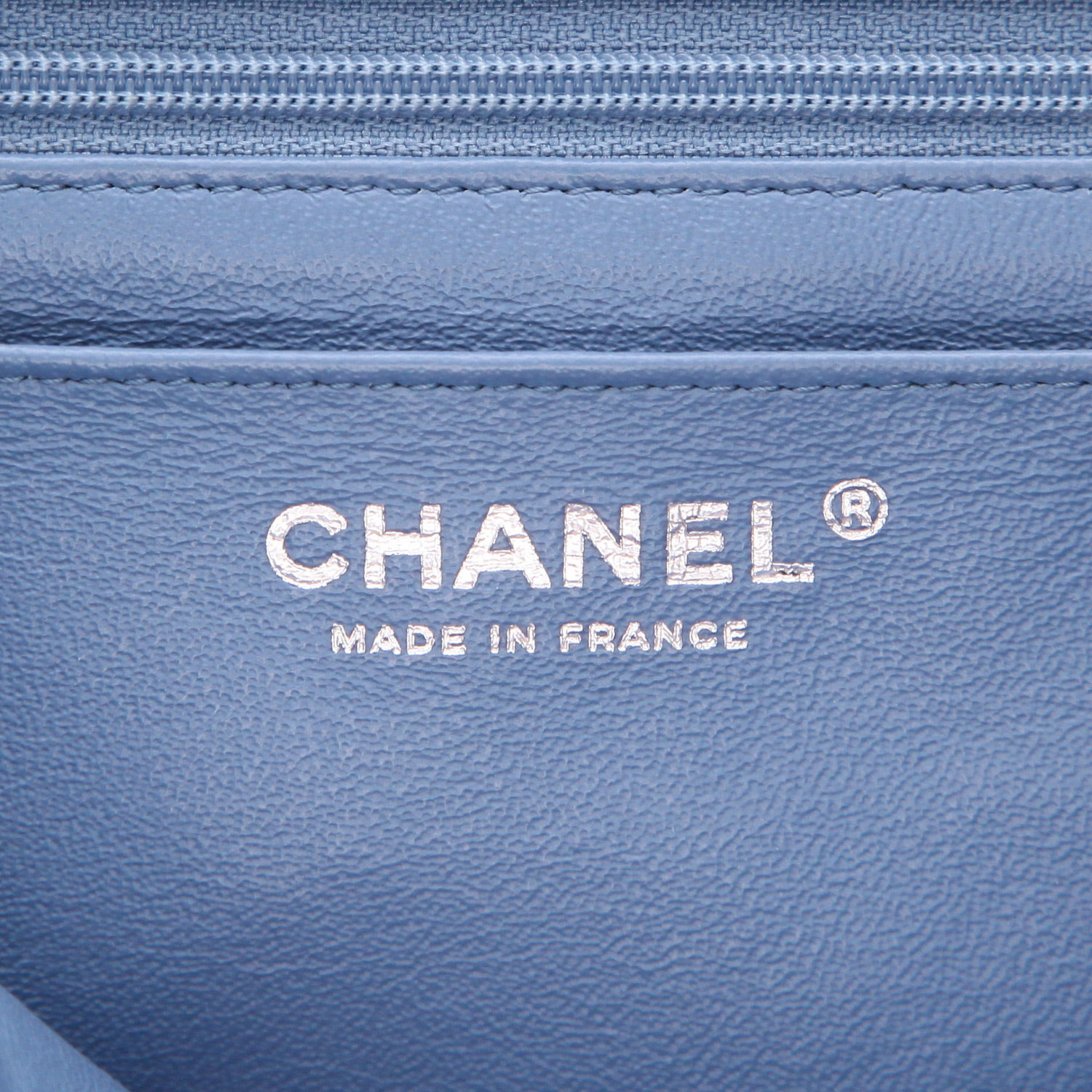 Bolso de mano Chanel  Timeless Classic en denim azul - Detail D2