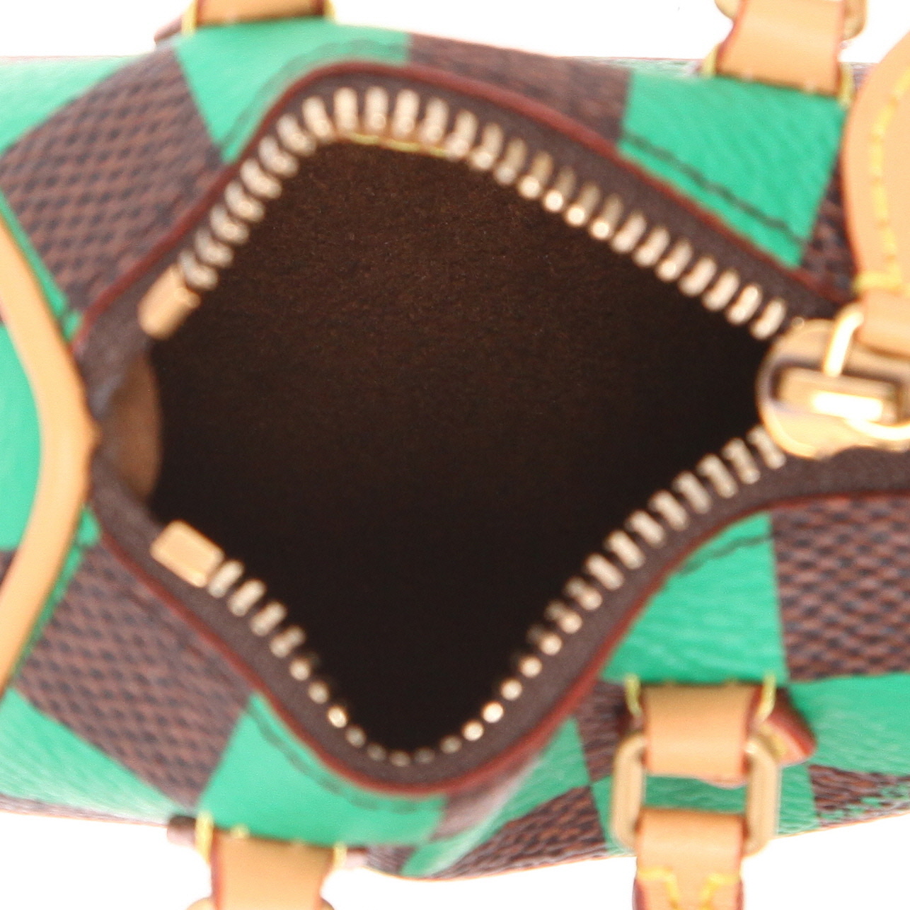 Porte-clef Louis Vuitton Nano Speedy en toile damier marron et verte et cuir naturel - Detail D3
