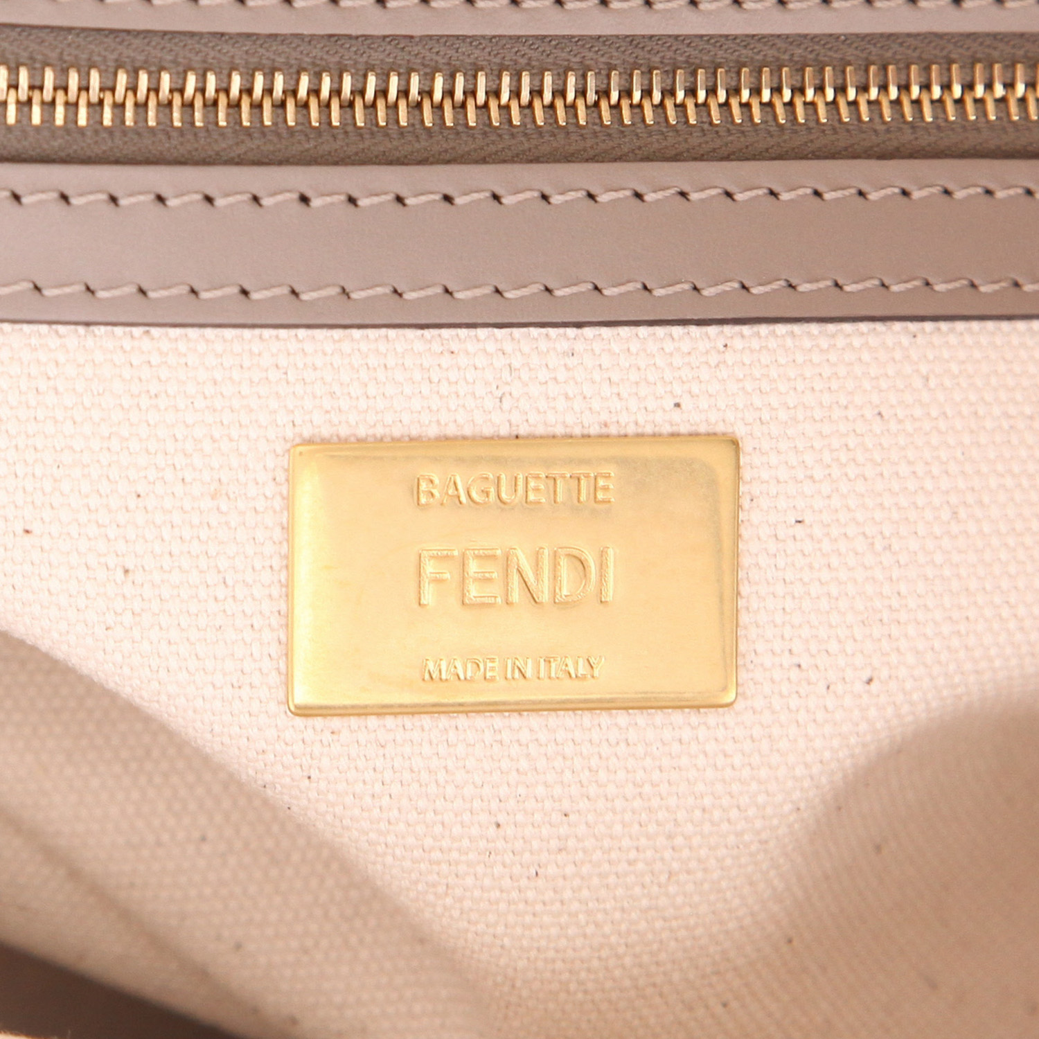 Bolso de mano Fendi  Baguette en lona Monogram beige y color topo - Detail D2
