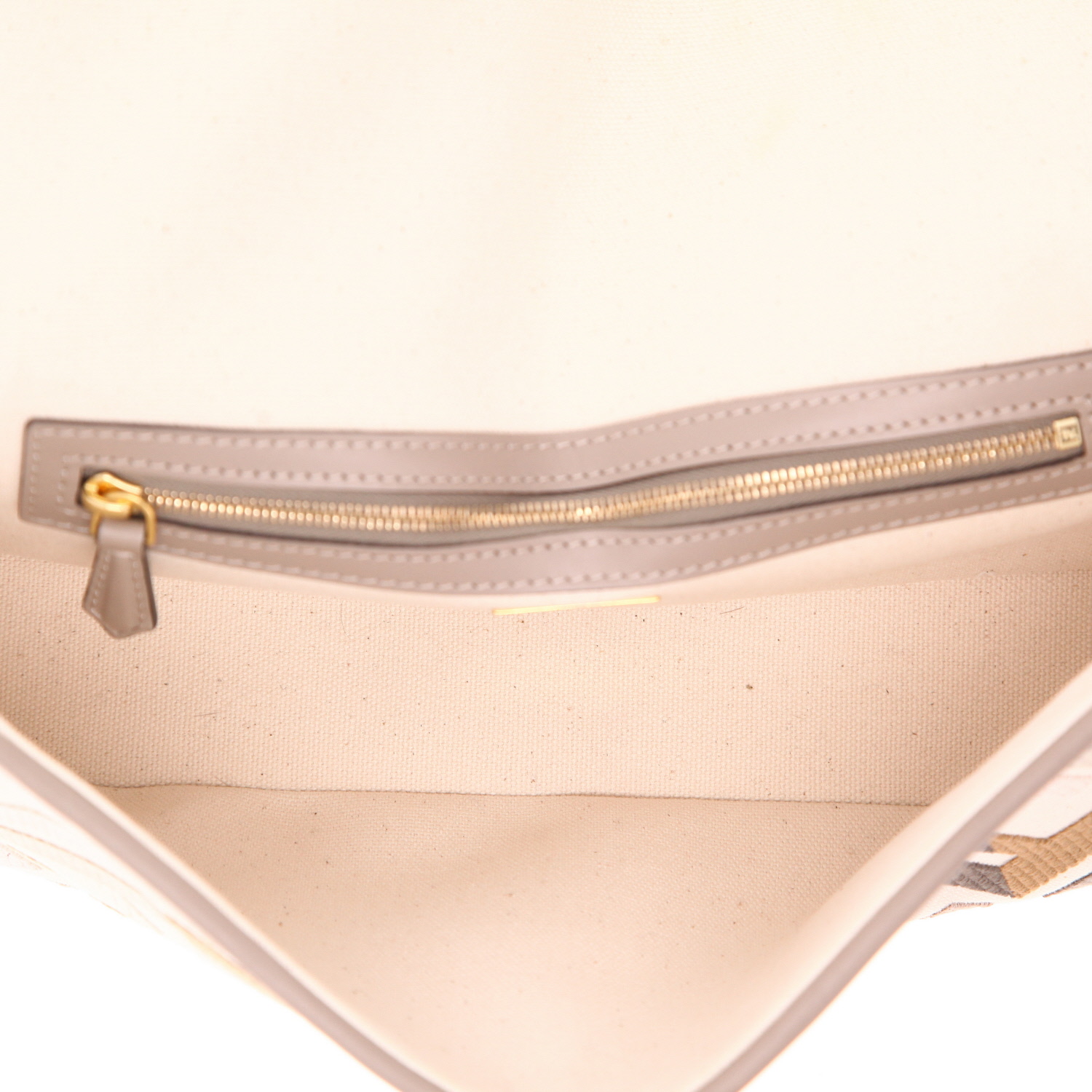 Fendi  Baguette handbag  in beige and taupe monogram canvas - Detail D3