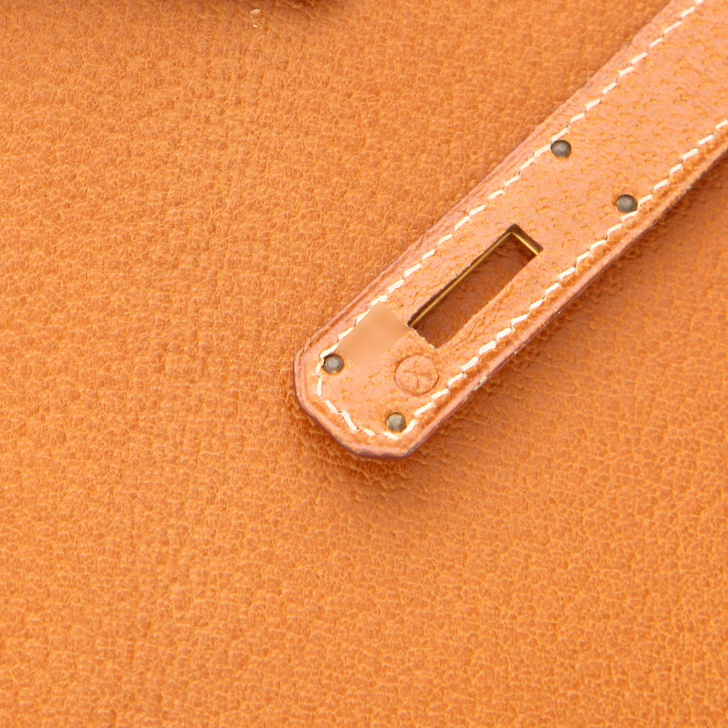 Bolso de mano Hermès  Kelly 28 cm en cuero de Pecarí color oro - Detail D4