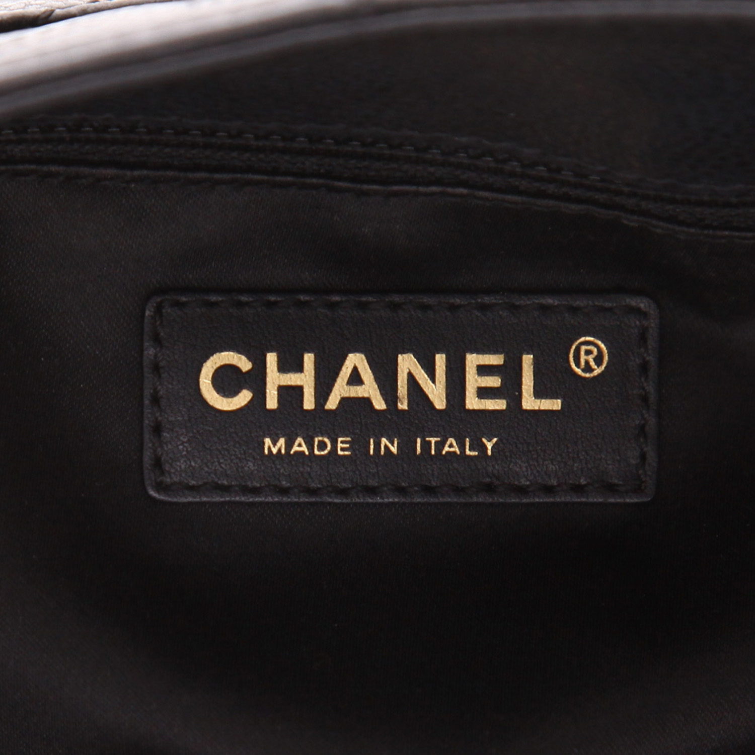 Chanel Shopping GST handbag in black quilted grained leather - Detail D2